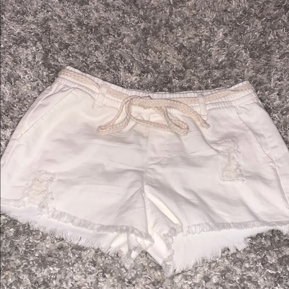white aerie jean shorts with braided belt